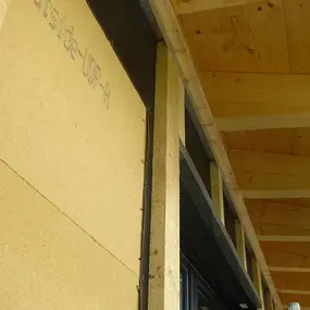 Holzständerbauweise mit Holzfaserdämmung und sichtbarer Deckenkonstruktion beim Hausbau.